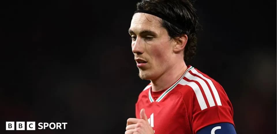 Futbolchi maydonda o'yin davomida to'pni kuzatmoqda