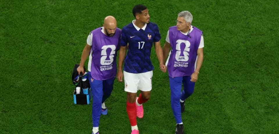 Futbolchi jarohatlangan holda maydondan chiqmoqda