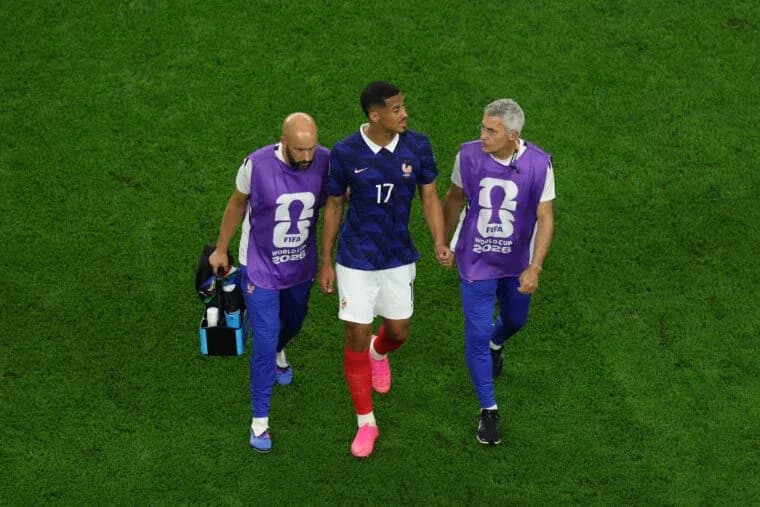 Futbolchi jarohatlangan holda maydondan chiqmoqda