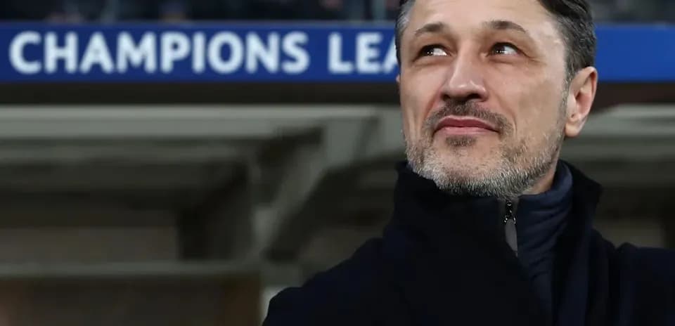 Trener stadionida CHAMPIONS LEAGUE banneri oldida