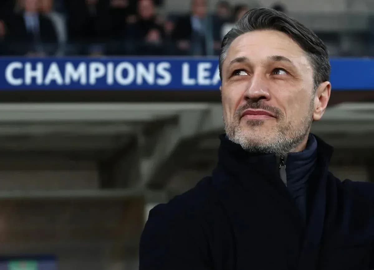 Trener stadionida CHAMPIONS LEAGUE banneri oldida