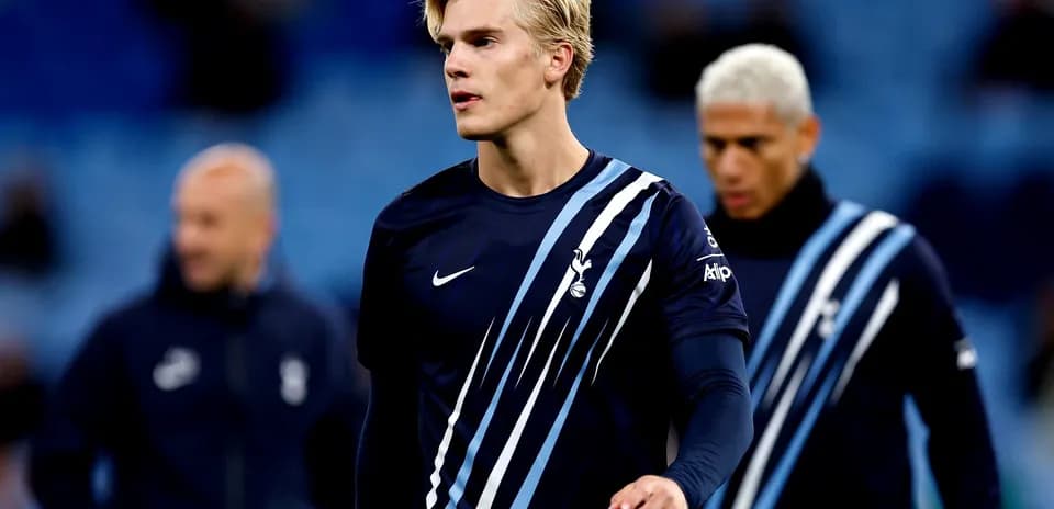 Futbolchi maydonida tayyorgarlik ko'rmoqda