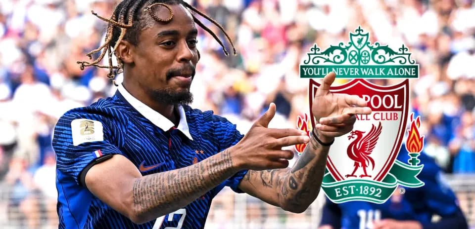 Futbolchi Liverpool logotipi bilan maydonda