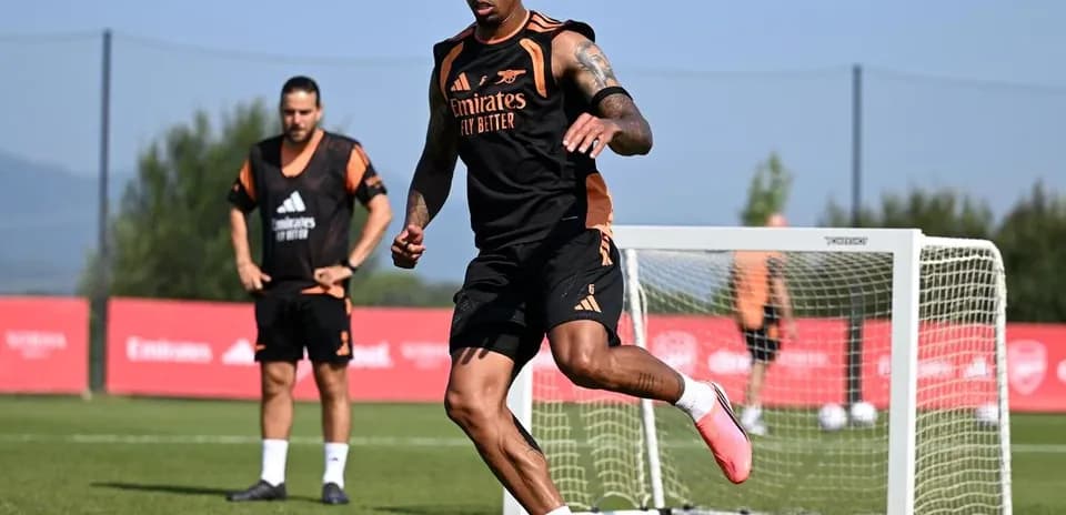 Futbolchi to'pni nazorat qilmoqda, mashg'ulotda