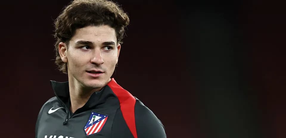 Futbolchi Atletico Madrid formasida mashg'ulotda