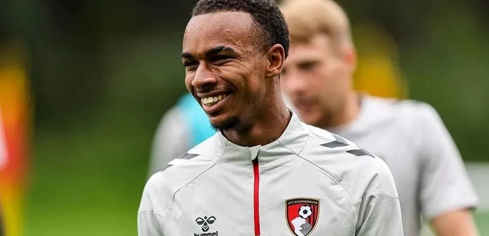Futbolchi treningda kulib turibdi