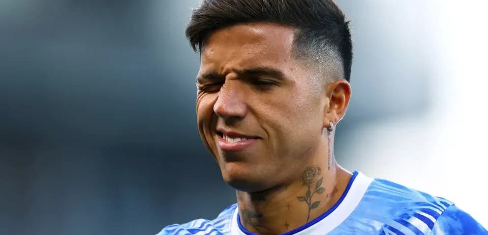 Futbolchi maydonda tayyorgarlik ko'rmoqda