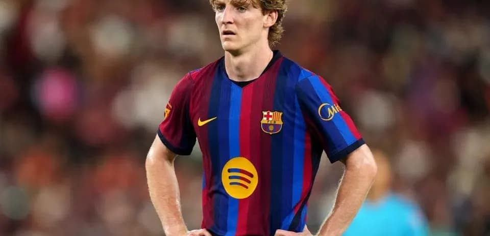 Futbolchi Barcelona formasida maydonda turibdi