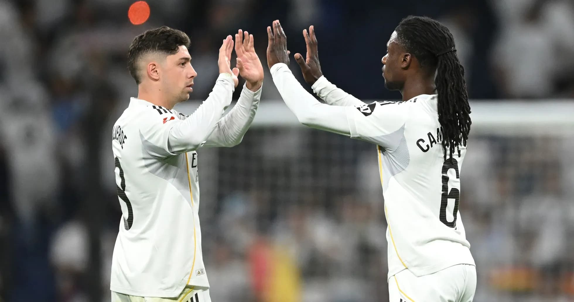 Ikkita futbolchi bir-biriga qo'l berishmoqda