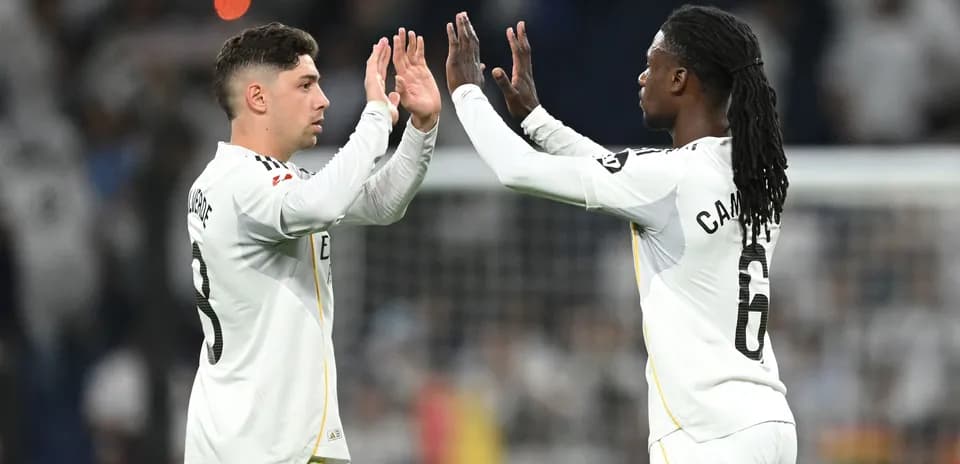 Ikkita futbolchi bir-biriga qo'l berishmoqda