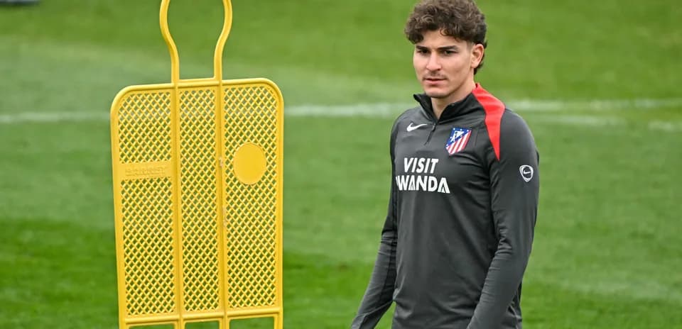 Futbolchi treningda saralangan to'siq yonida