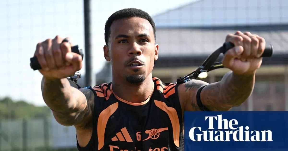Futbolchi mashg'ulotda uskunani tortmoqda