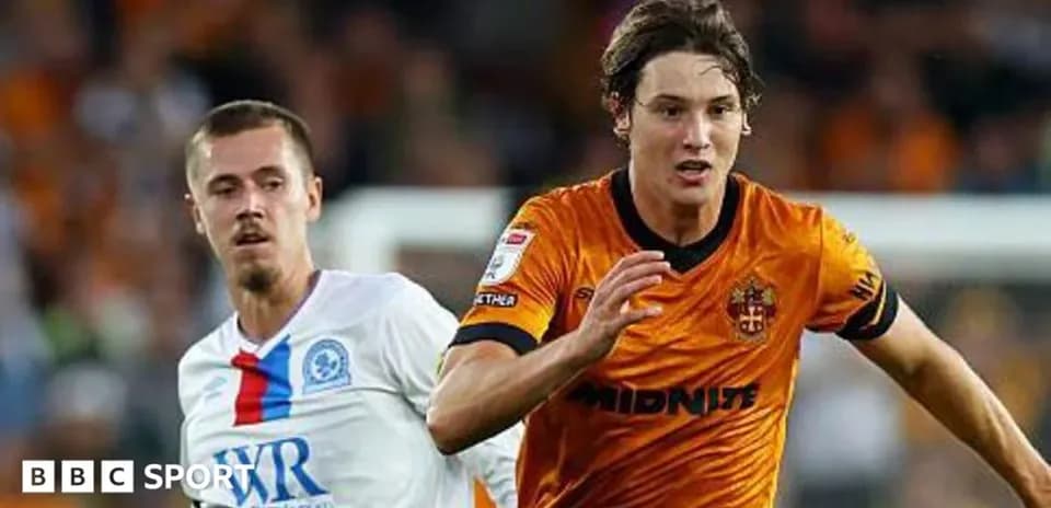 Ikkita futbolchi maydonda to'pni quvlayapti