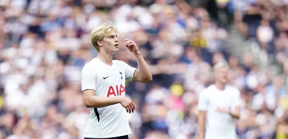 Futbolchi to'pga e'tibor berayotgan paytda