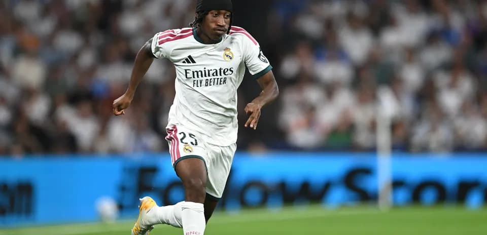 Futbolchi Real Madrid formasi bilan maydonda harakatda