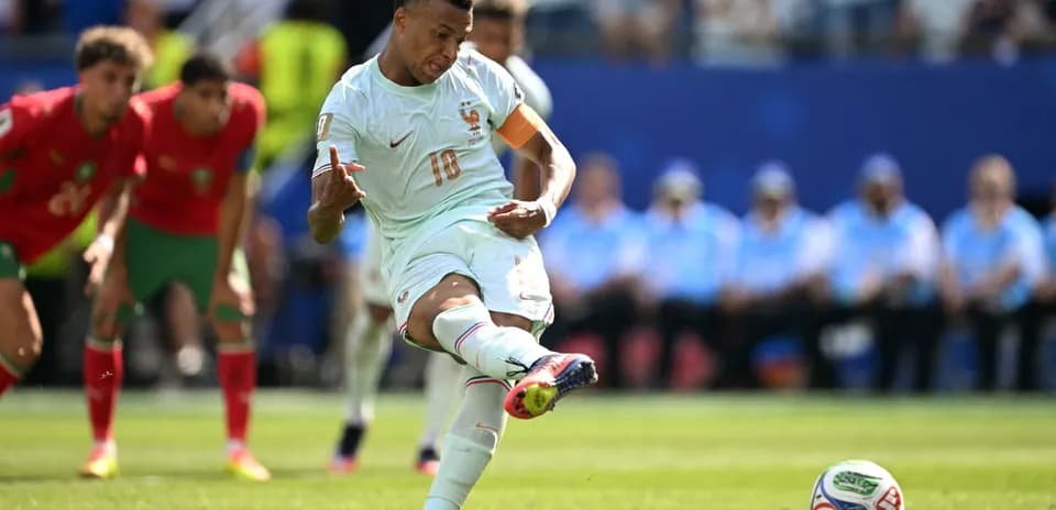 Futbolchi penaltini urayotgan holatda