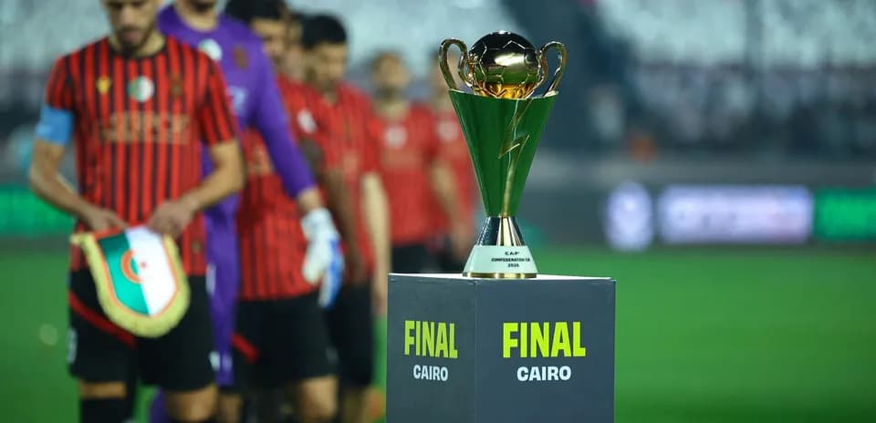 Futbolchilar finalga tayyorlanmoqda, kubok ko'rsatilgan