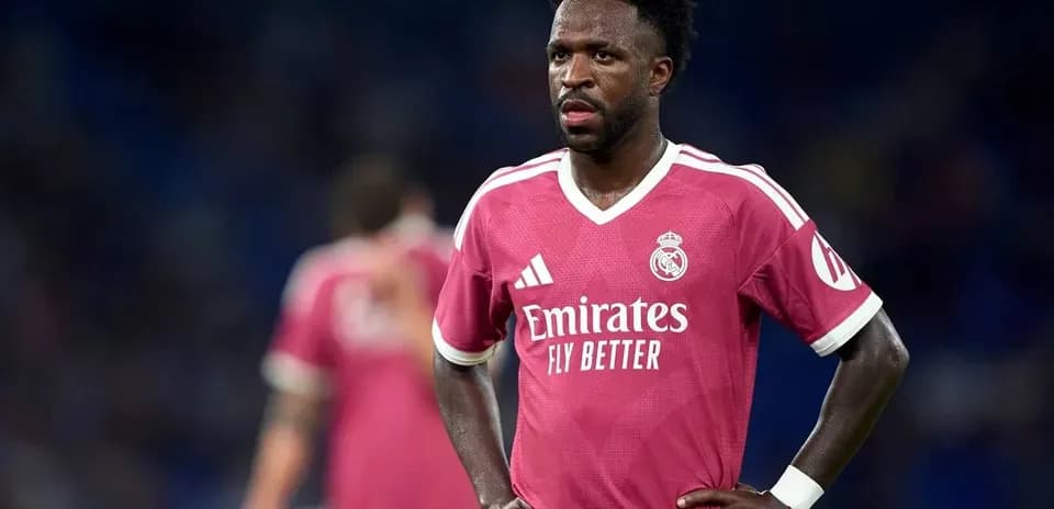 Futbolchi Real Madrid formasida to'pni kutmoqda