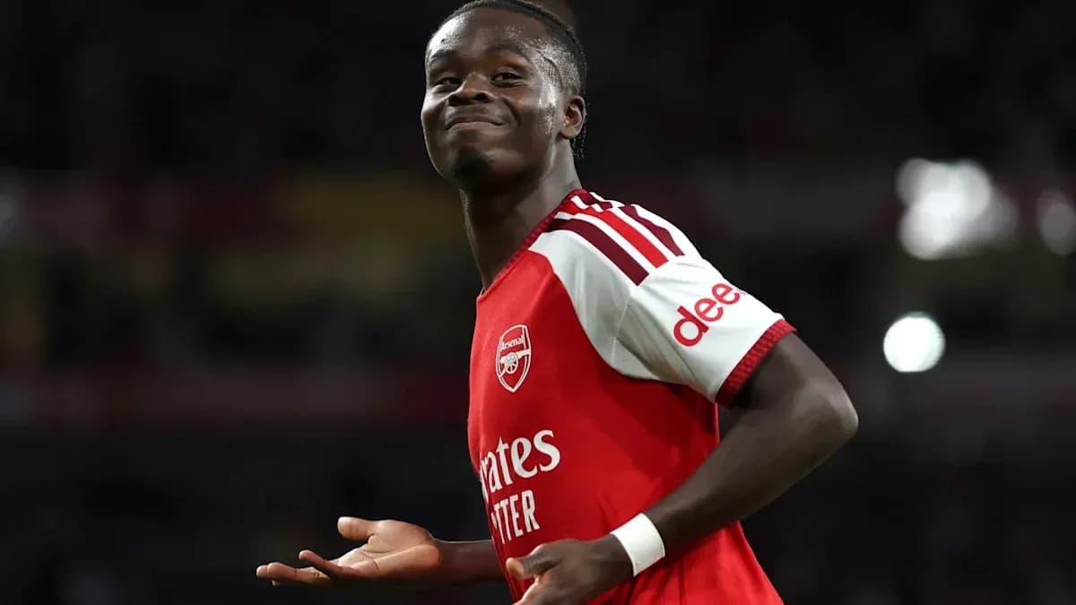 Futbolchi Arsenal formasida maydonda tabassum qilmoqda