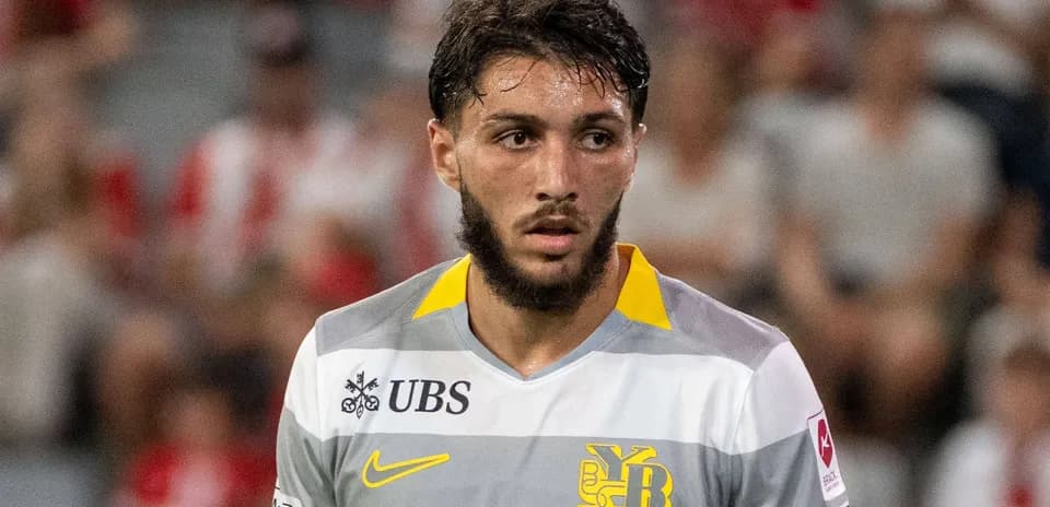 Futbolchi o'yin davomida maydonda diqqat bilan