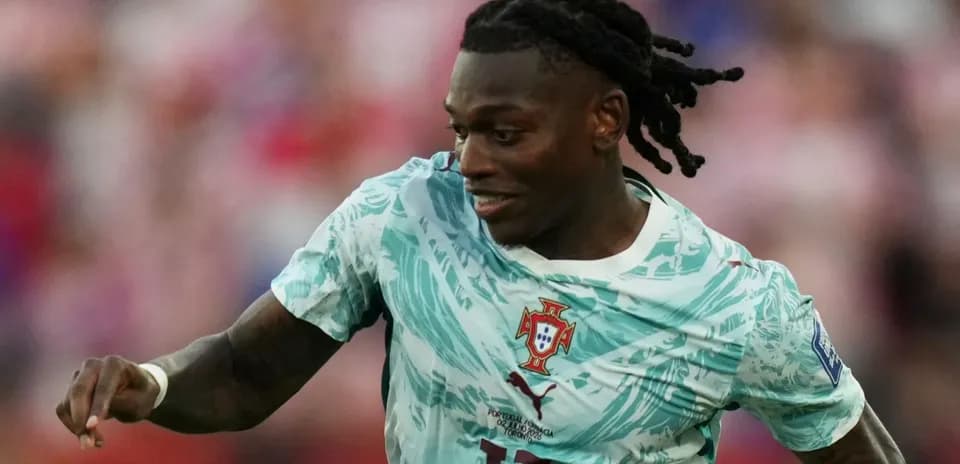 Portugaliya futbolchisi maydonda harakatda