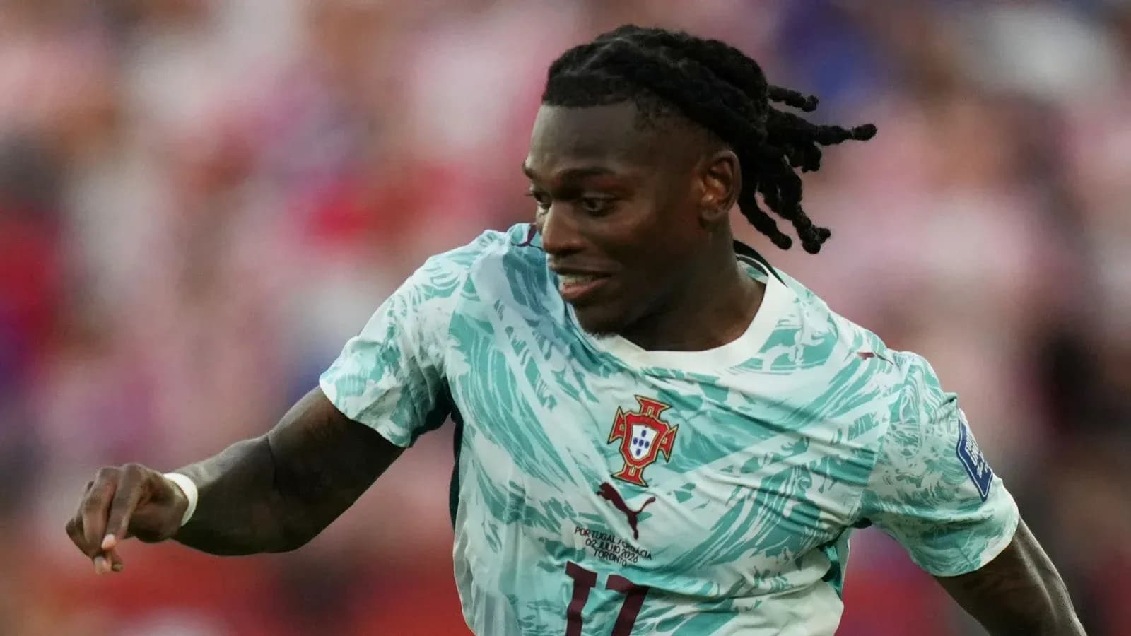 Portugaliya futbolchisi maydonda harakatda
