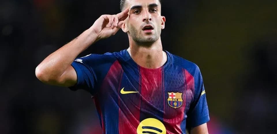 Futbolchi salom berayotgan holatda