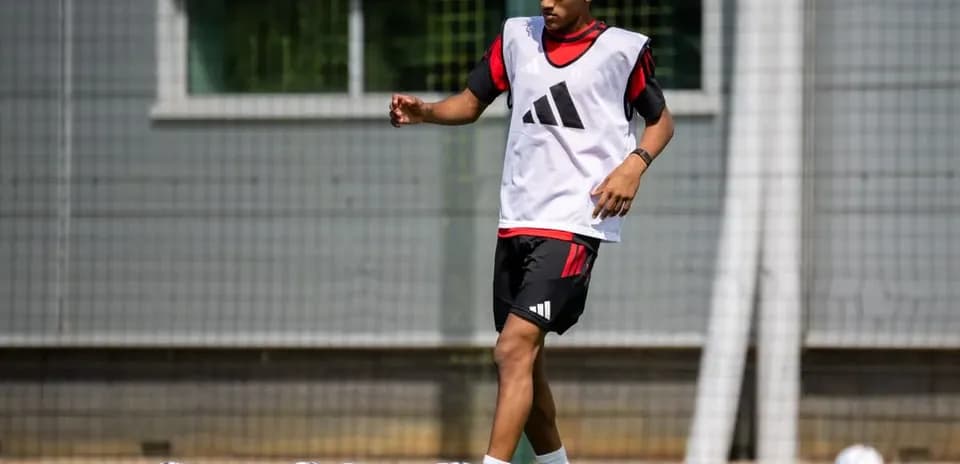 Futbolchi mashg'ulotda to'p bilan ishlamoqda