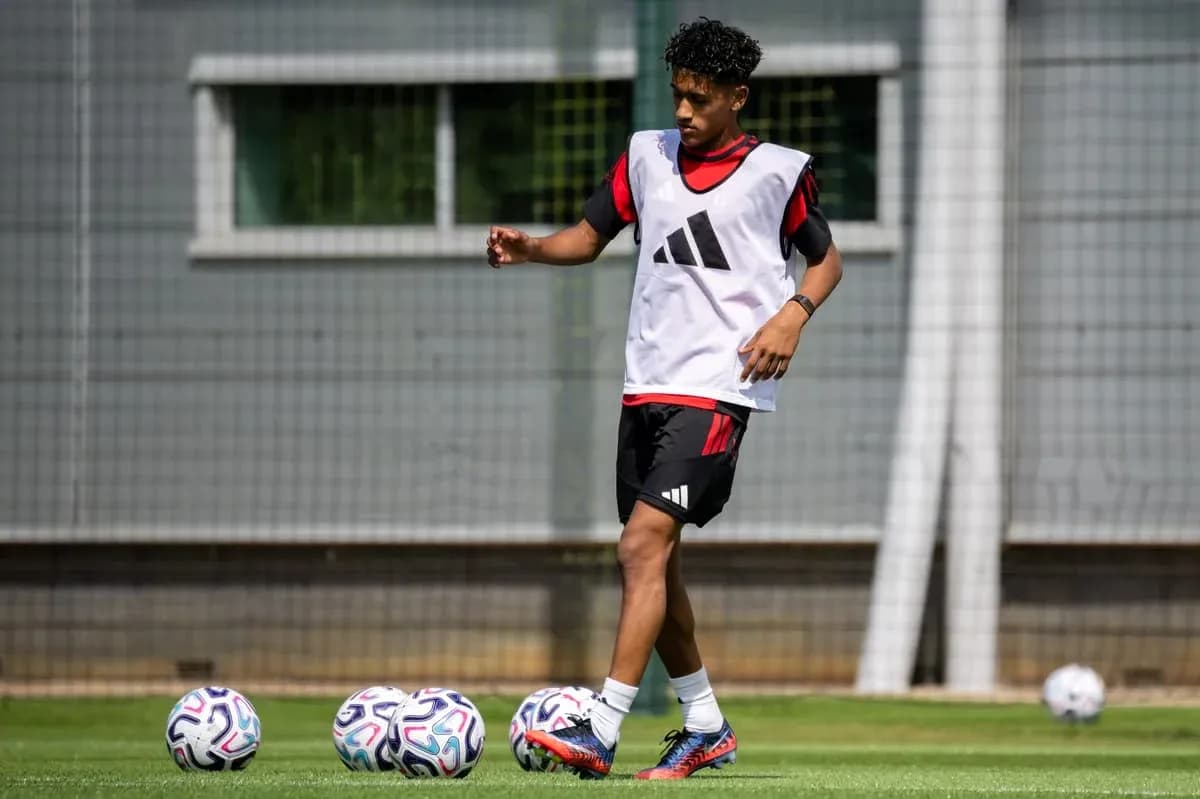 Futbolchi mashg'ulotda to'p bilan ishlamoqda