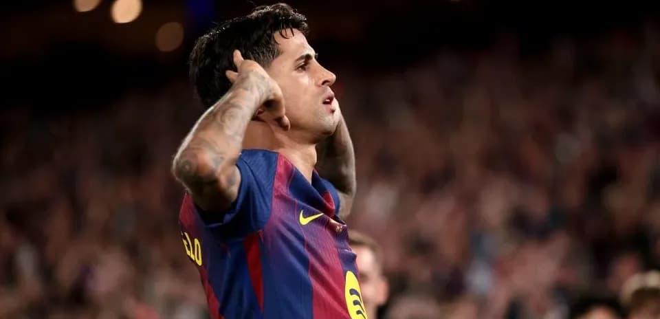 Futbolchi gol urishdan keyin qo'llarini quchoqlab turibdi