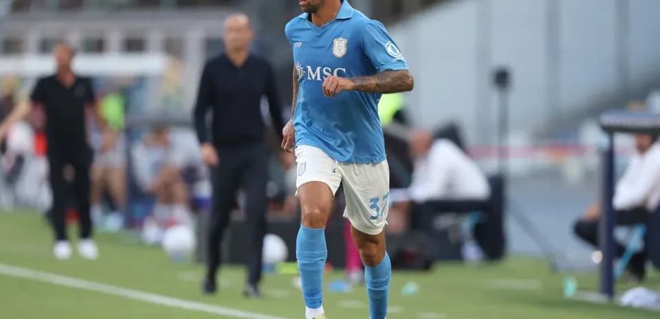 Futbolchi to'pni haydashayotgan paytda