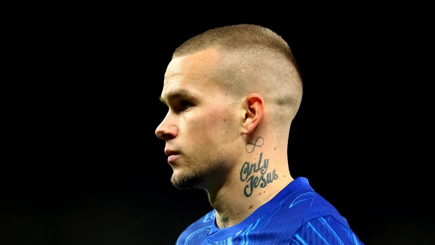 Futbolchi o'yin davomida yon tomondan ko'rinishi