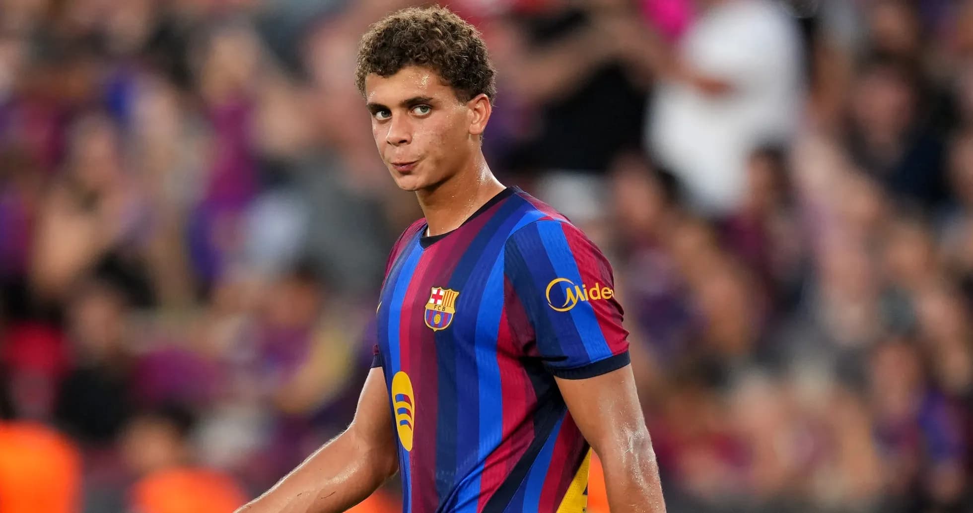Futbolchi maydonda harakatda, Barcelona formasi kiygan