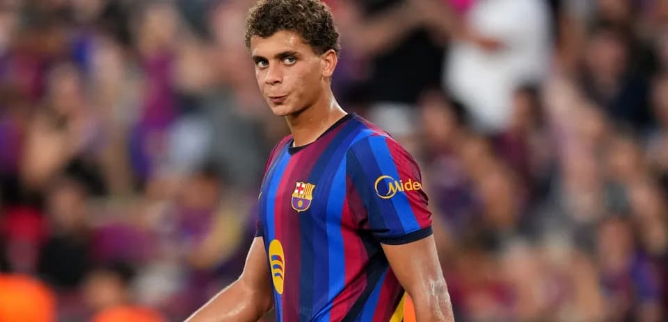 Futbolchi maydonda harakatda, Barcelona formasi kiygan