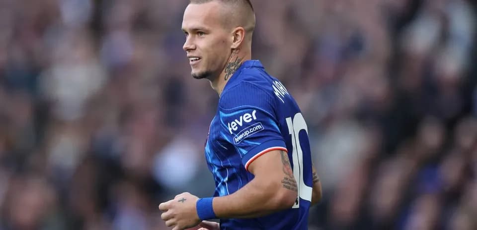 Futbolchi raqami 10 bilan maydonda harakatda