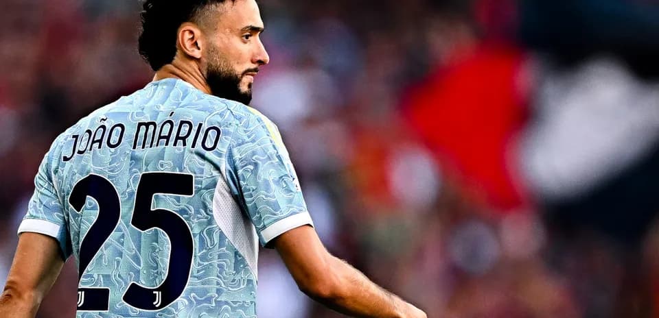 João Mário wearing Juventus jersey during match