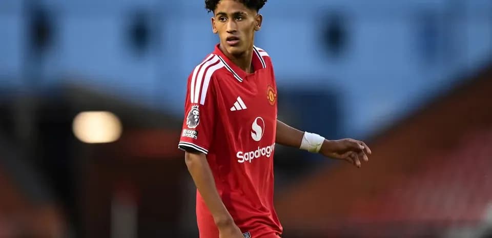 Futbolchi Manchester United formasida maydonda yurmoqda