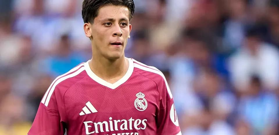 Futbolchi Real Madrid formasi bilan maydonda