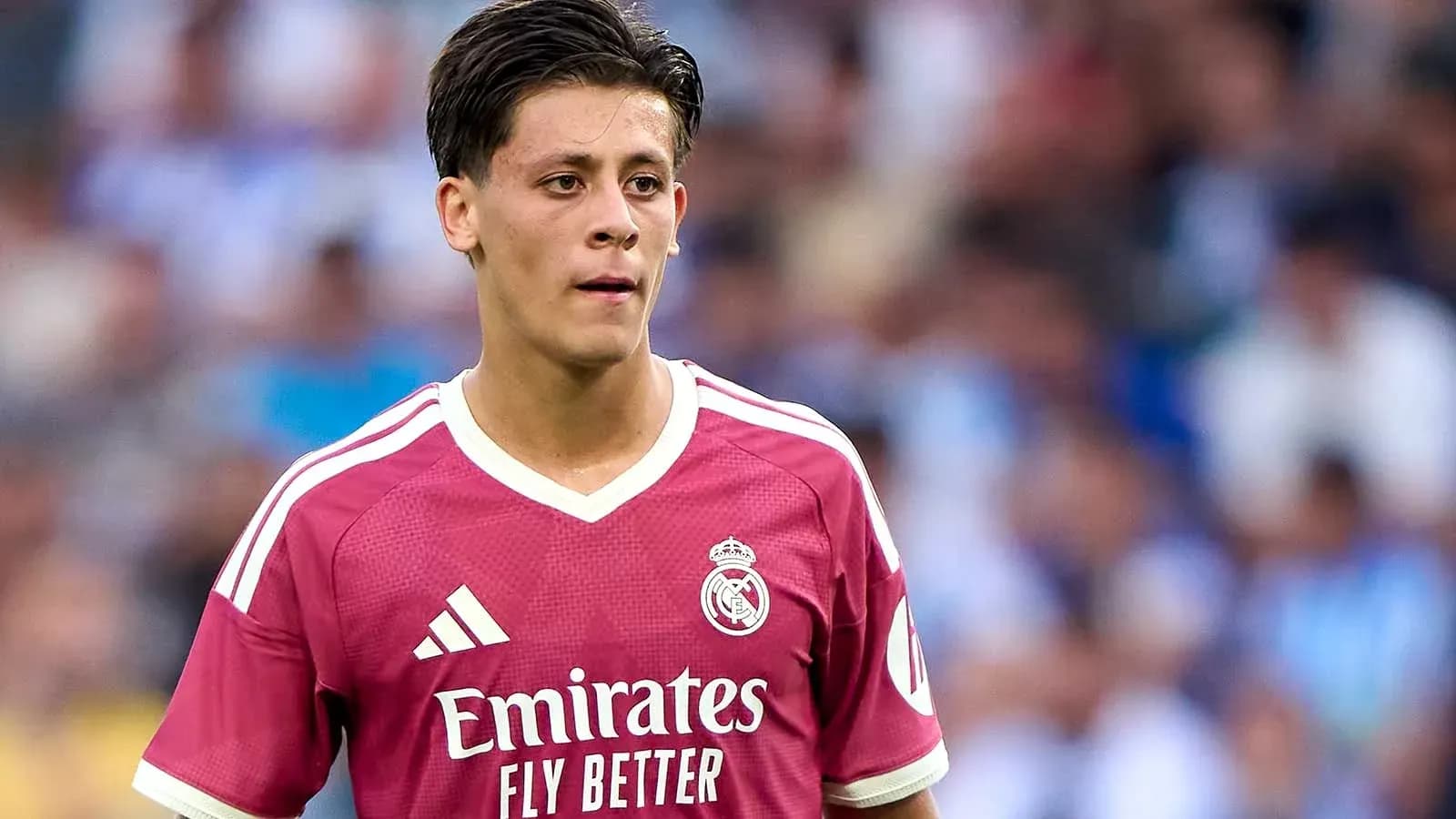 Futbolchi Real Madrid formasi bilan maydonda
