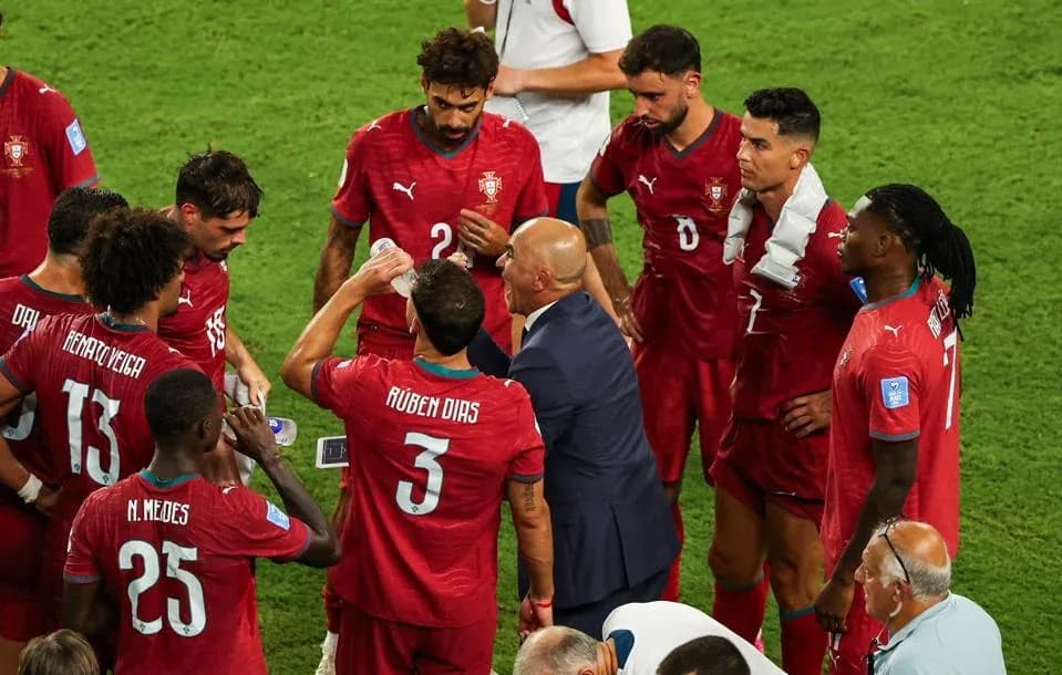 Portugaliya futbol jamoasi trener bilan maslahatlashmoqda