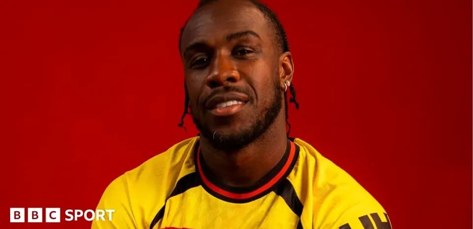 Futbolchi Watford formasida qizil fon bilan