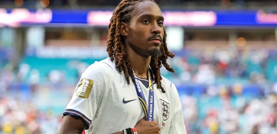 Futbolchi FIFA Jahon Kubogi medalini ushlayotgan