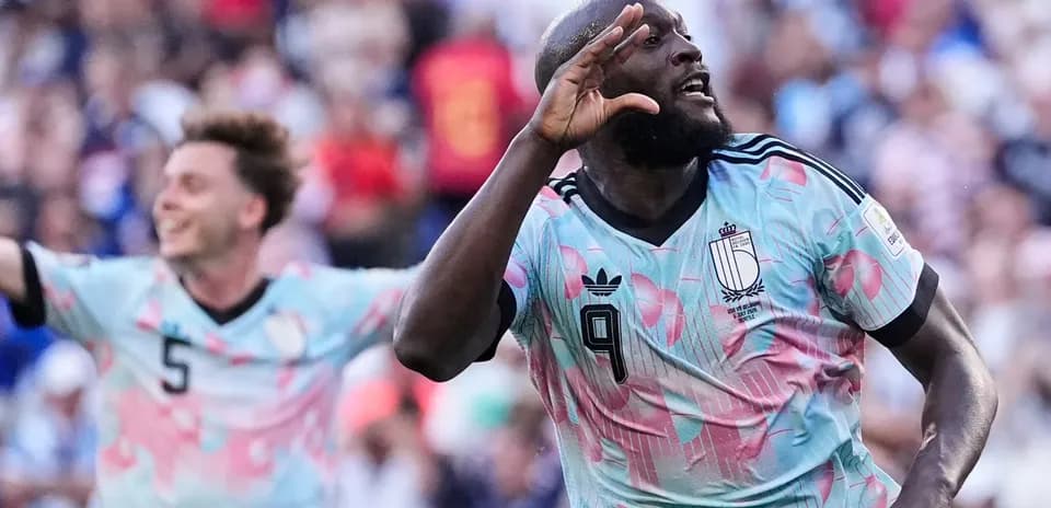 Ikkita futbolchi maydonda nishon bilan nishonlayapti