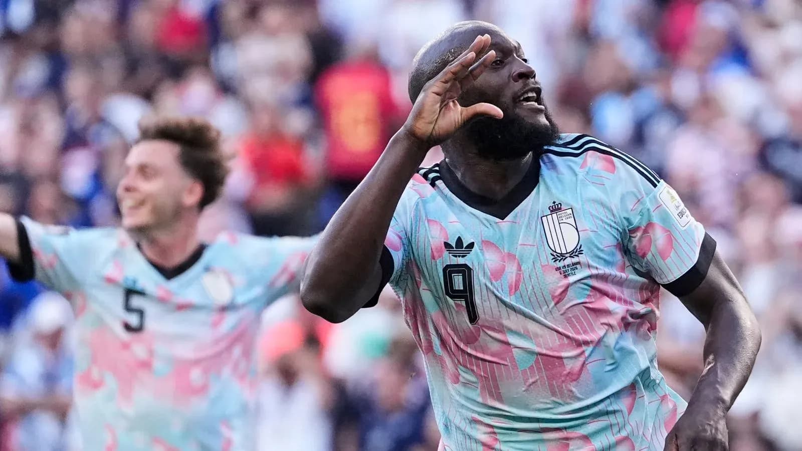 Ikkita futbolchi maydonda nishon bilan nishonlayapti
