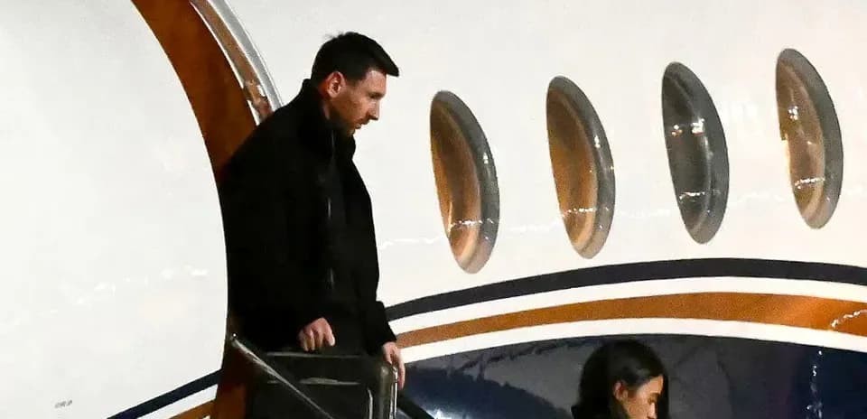 O'zi samolyotdan tushayotgan futbolchi va ayol