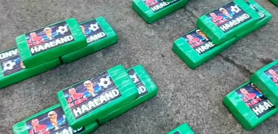 Green blocks with Haaland images arranged on ground