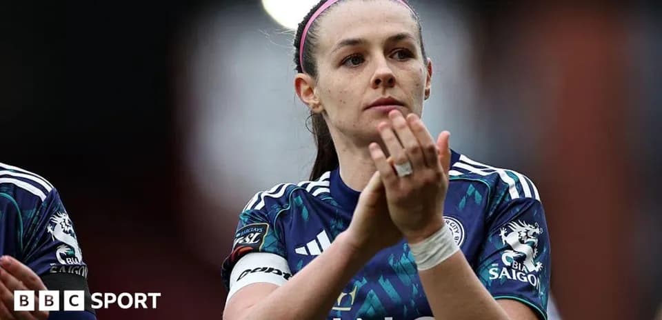 Futbolchi maydonda qo'llarini olib qarsaklayapti