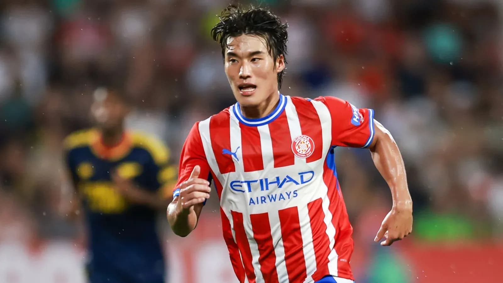 Futbolchi maydonda to'p bilan harakatda