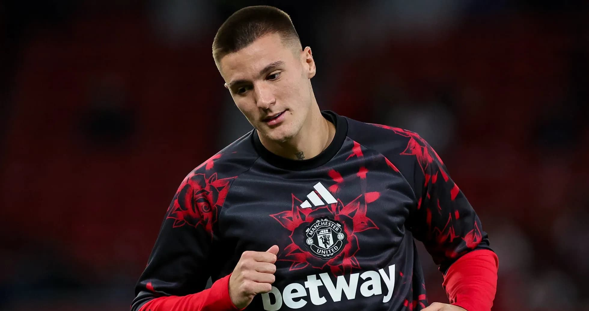 Futbolchi Manchester United formasi bilan maydonda harakatda