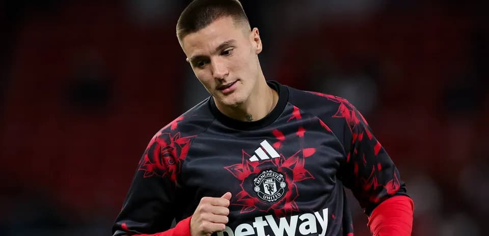 Futbolchi Manchester United formasi bilan maydonda harakatda